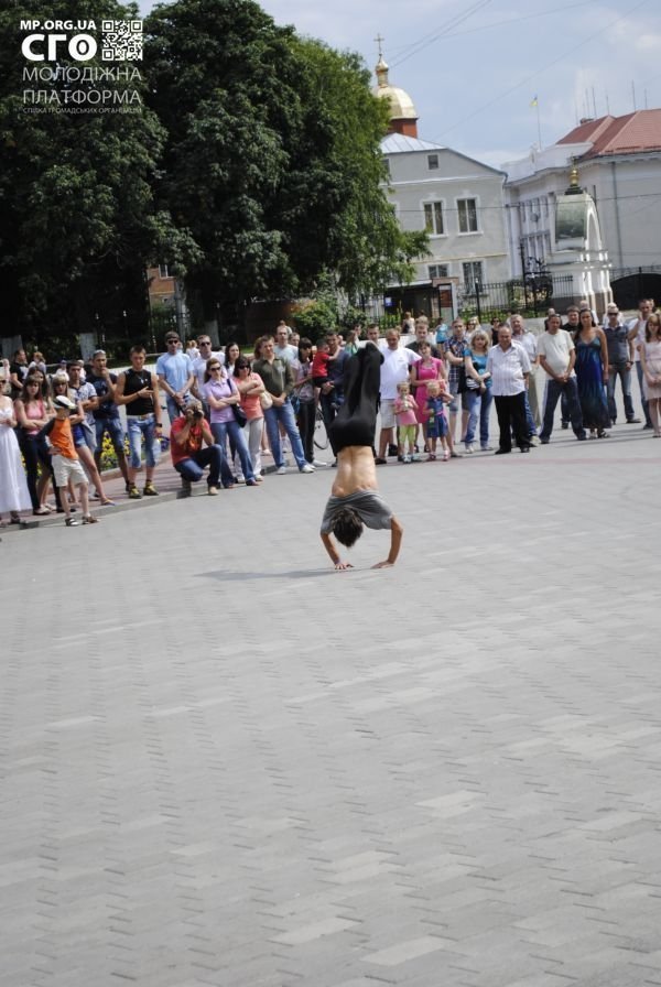 На День молоді в центрі Луцька билися, танцювали та змагалися. ФОТО